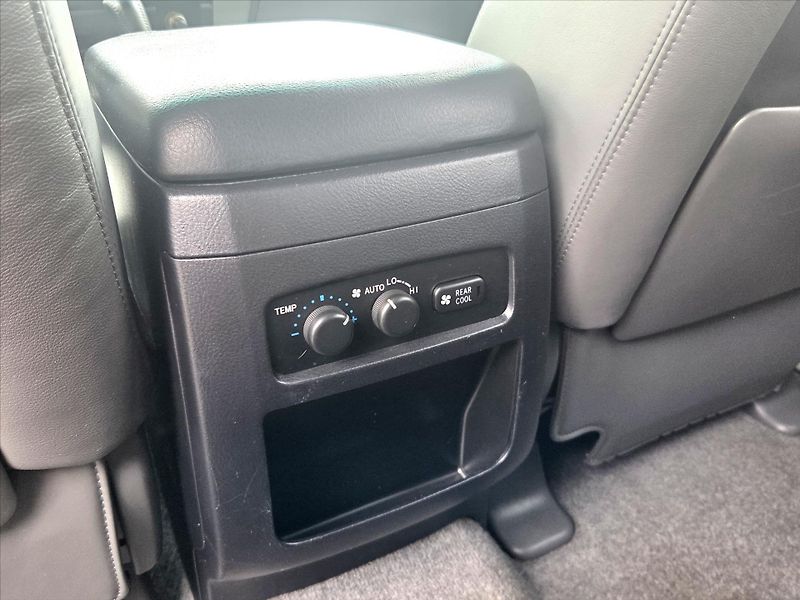 Toyota Land Cruiser 3,0 D-4D 127kW 8-míst ČR 1.maj - fotka 12 z 29