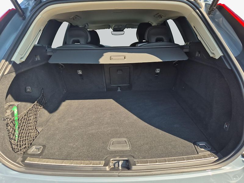 Volvo XC60 B4 AWD Plus Dark - fotka 8 z 19