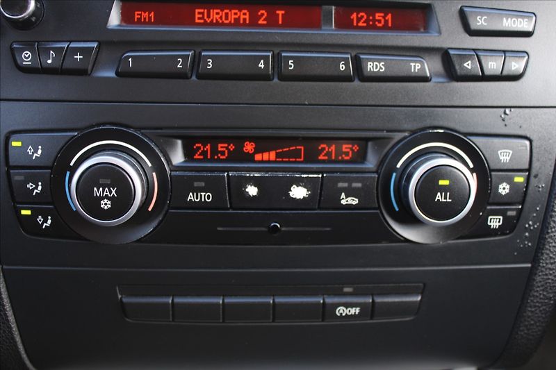 BMW Řada 1 2,0 118d  KLIMATIZACE - fotka 12 z 28