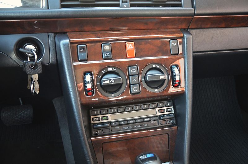 Mercedes-Benz 124 (1988) W124 300 CE 132kW AUTOMAT - fotka 27 z 39