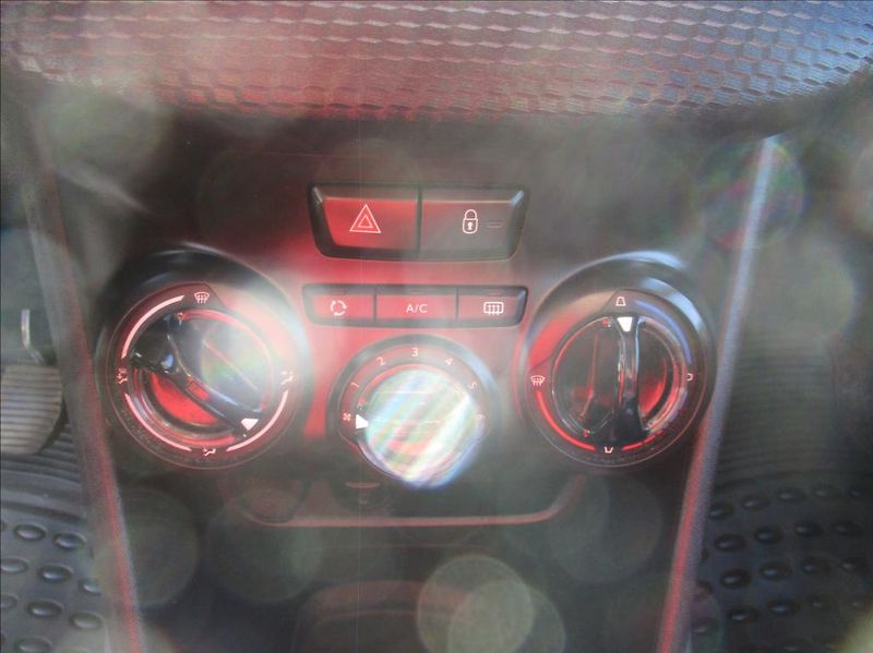 Peugeot 2008 1,2 i, klima,serv.kniha,tažné - fotka 18 z 34