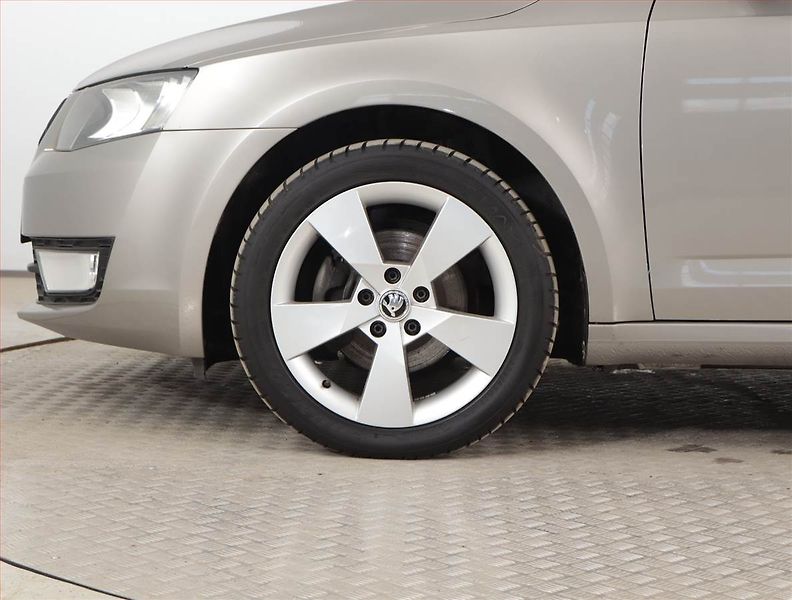 Škoda Octavia (2013) Elegance 1.4 TSI, Kůže, Navi - fotka 13 z 17