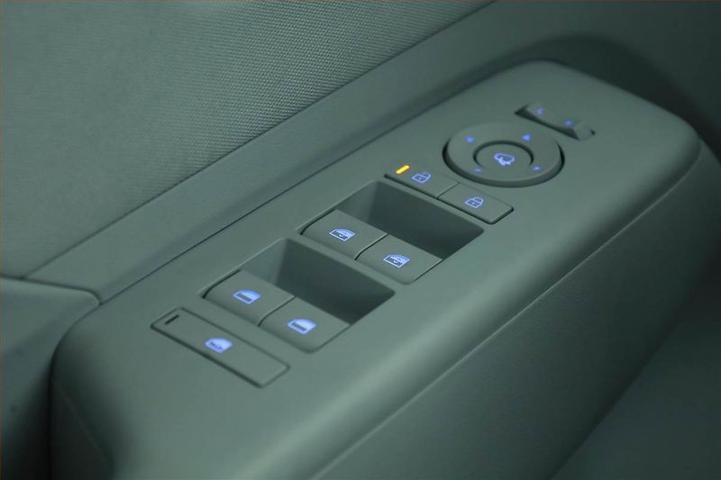 Hyundai Kona (2025) Electric 48 kWh, SoH 100% - fotka 17 z 21