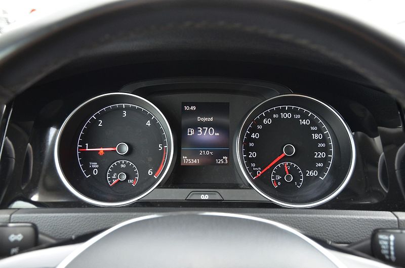 Volkswagen Golf (2017) 2.0 TDi 110kW HIGHLINE / LED - fotka 26 z 38