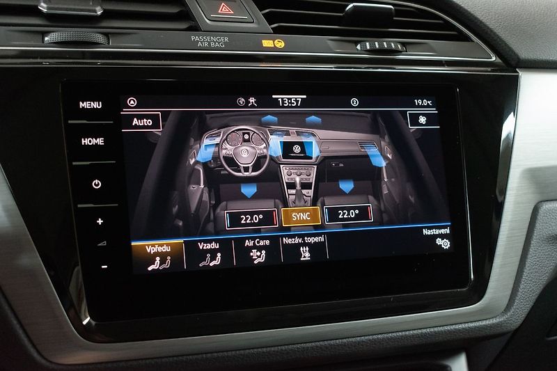 Volkswagen Touran 1.5 TSI TAŽNÉ*7.MÍST*DPH*ČR 1M - fotka 26 z 45