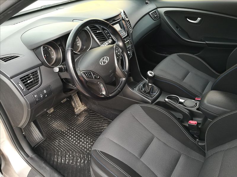Hyundai i30 1,6 GDi 1.majitel Weekend - fotka 12 z 21