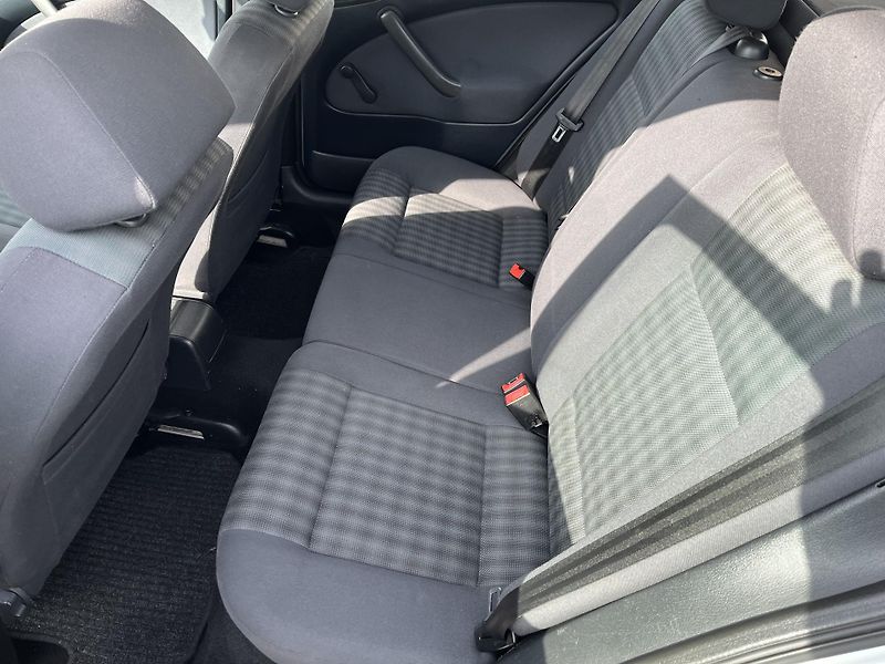Škoda Octavia 1.9 TDi Tour - fotka 11 z 29
