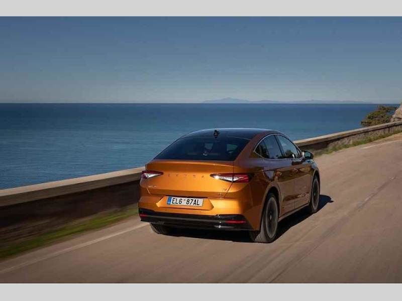 Plně elektrické SUV Škoda Enyaq Coupé iV (na snímku) se představilo v roce 2022 a vzbudilo u zákazníků velký zájem. Automobilka zrychluje svoji elektrickou ofenzivu: do roku 2026 představí tři zcela nové elektrické modely a další budou následovat.