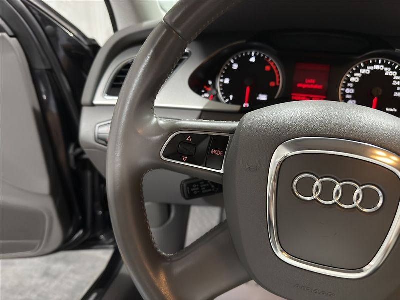 Audi A4 2,0   TDI B8 1.MAJITEL BI-XEN - fotka 11 z 43