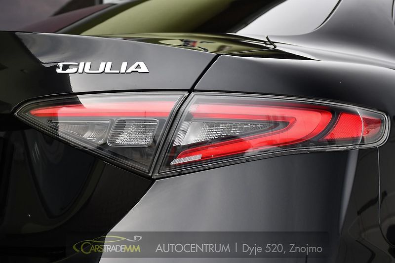 Alfa Romeo Giulia 2.0T 16V 206kW VELOCE AT8 Q4 - fotka 52 z 53