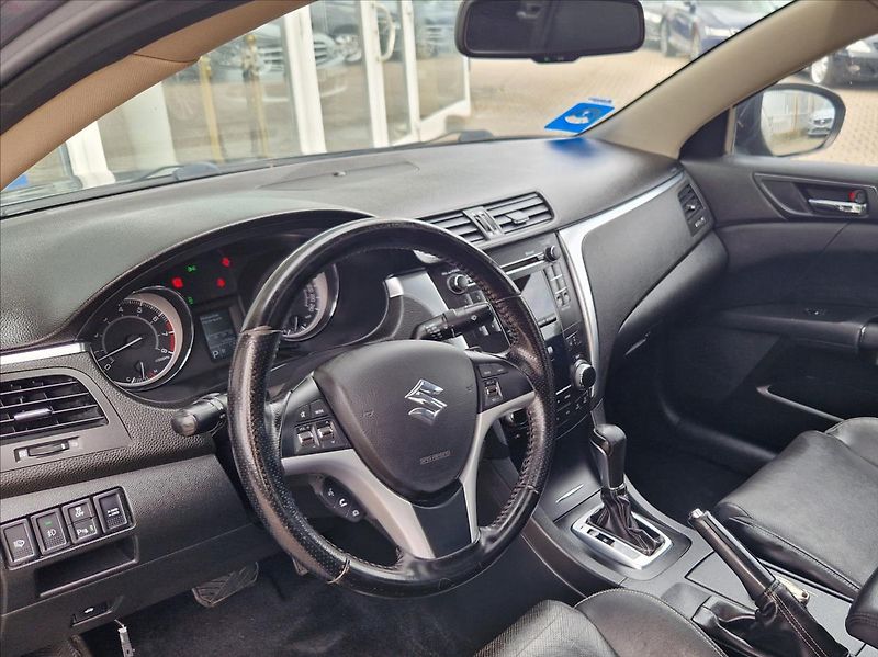 Suzuki Kizashi 2,4 i 4x4 XENON AC ŠÍBR VÝHŘEV - fotka 21 z 37