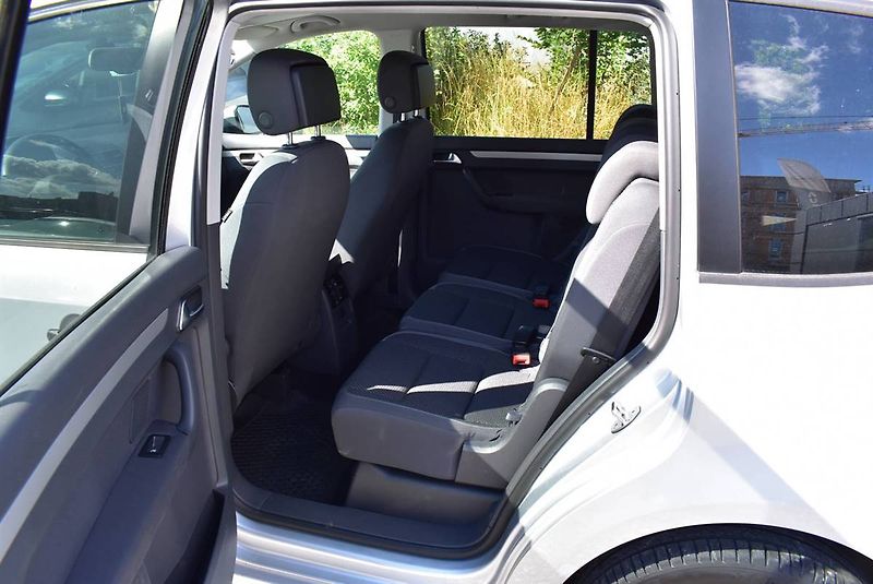 Volkswagen Touran 2,0 TDI DSG,1.M,PDC,KRÁSNÝ! - fotka 15 z 17