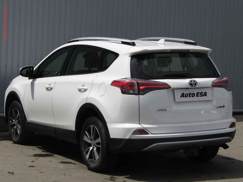 Toyota RAV4 (2016) 2.0 D-4D, TZ, navi, kamera - fotka 6 z 20