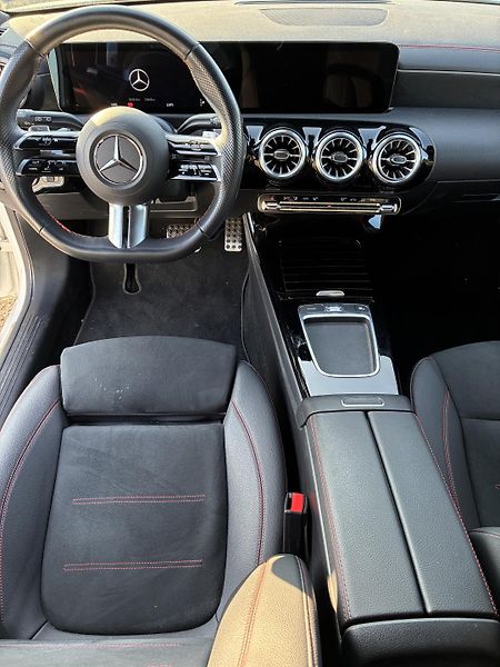 Mercedes-Benz CLA (2024) 200d shooting brake - fotka 9 z 14