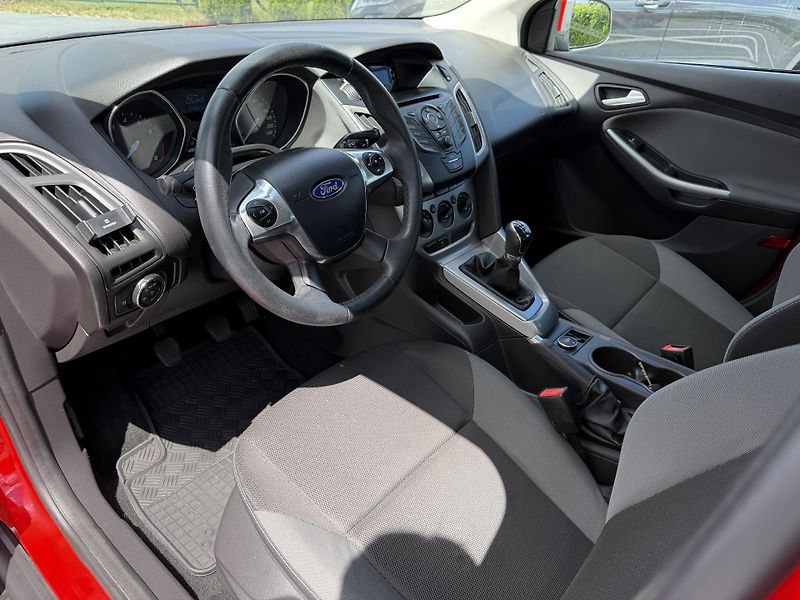 Ford Focus (2014) 1.6i 77 kW/park. senzor - fotka 14 z 19