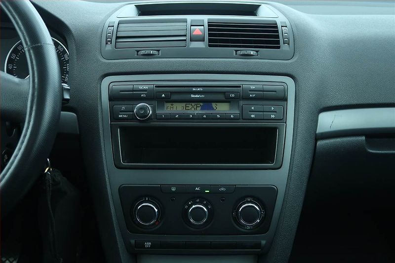 Škoda Octavia (2013) 1.6 TDI, Tempomat - fotka 12 z 16