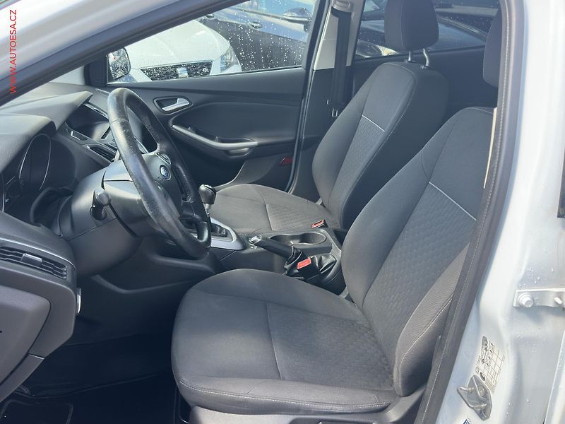 Ford Focus (2014) 1.6 TDCi, AC, výhřev sed - fotka 9 z 18