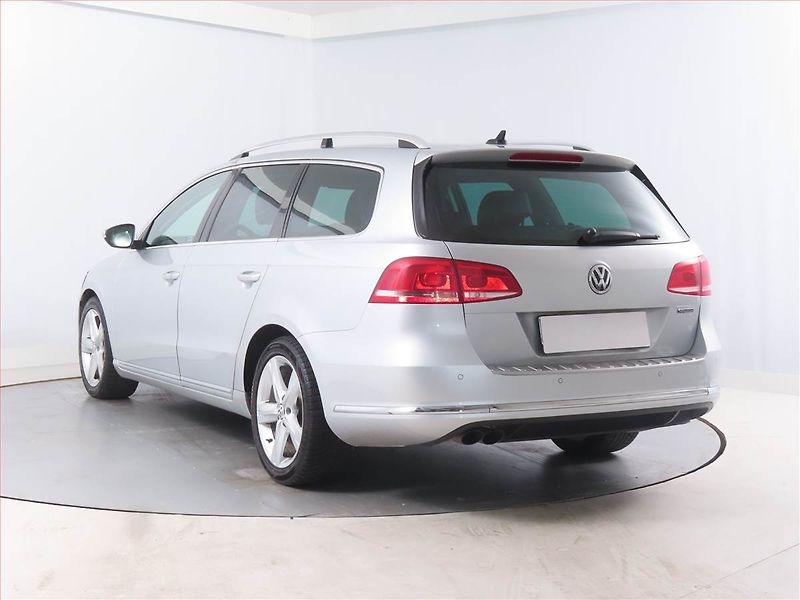 Volkswagen Passat (2011) 2.0 TDI, Navi, Tempomat - fotka 4 z 14