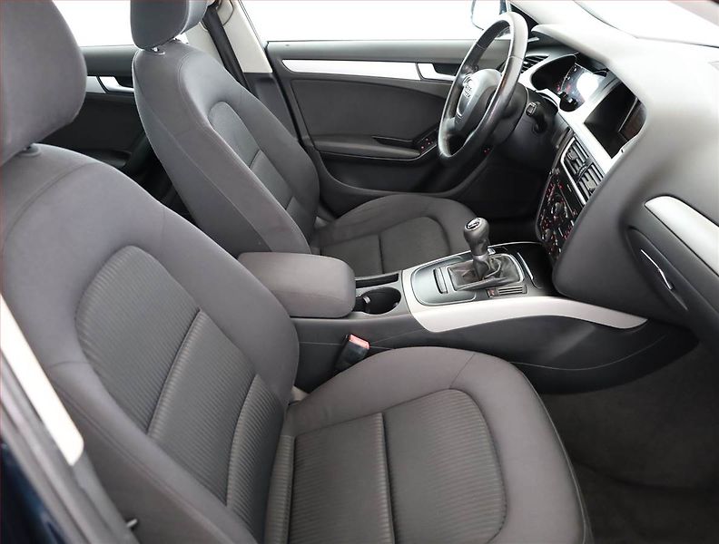 Audi A4 (2010) 2.0 TDI, nová STK - fotka 7 z 18