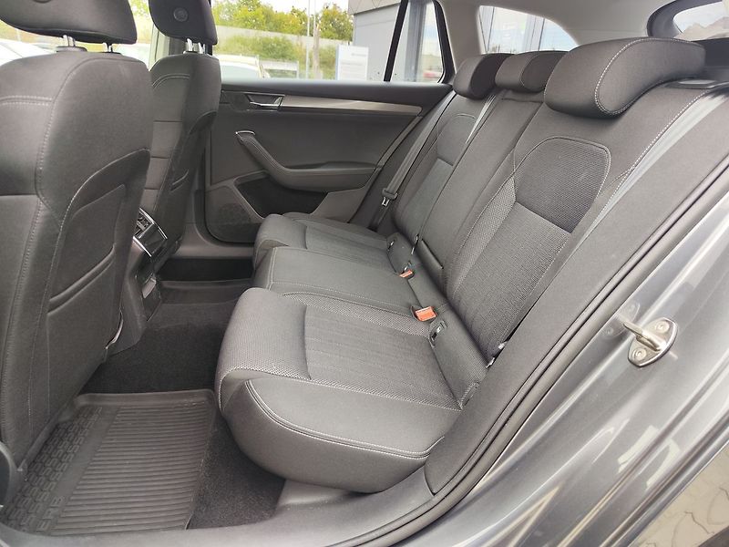 Škoda Superb 2.0 TDI/110kW Style DSG - fotka 13 z 35