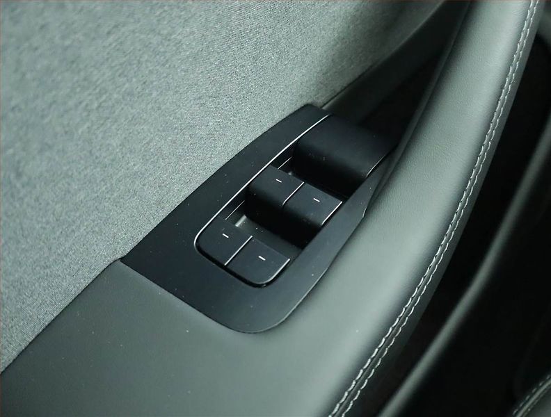 Tesla Model 3 (2025) Standard Range 60kWh, SoH 98% - fotka 17 z 34