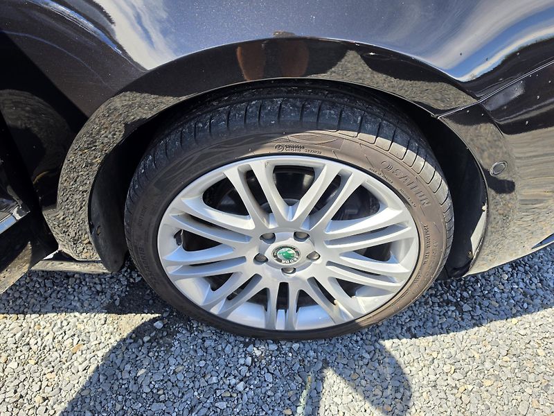 Škoda Superb 2.0 TDi DSG TZ Xenon - fotka 6 z 21