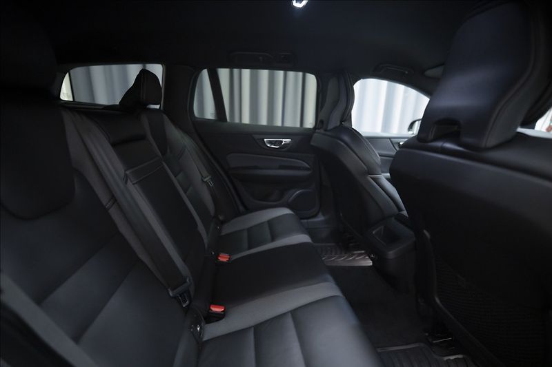 Volvo V60 2,0 D4 R-DESIGN NAVI KAMERA ČR - fotka 11 z 40