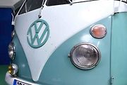 12 - V expozici jsou k vidění i brouci Volkswagen Bus, s jedním z nich sám jezdí.