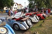 Krása a elegance starých strojů na veteránské vyjížďce plzeňského Veteran Car Clubu v Radobyčicích.