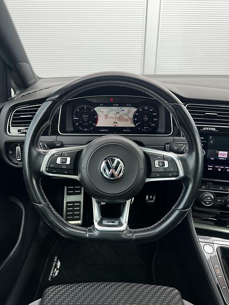 Volkswagen Golf 1.6TDI 85kW R-Line Virtual  - fotka 10 z 27