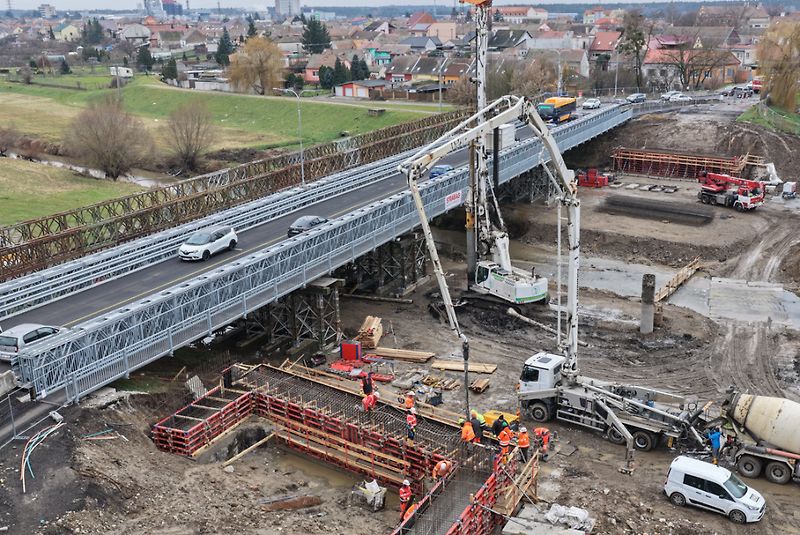 Provizorní most na silnici 55, klíčové spojení mezi centrem Břeclavi a Poštornou, čelí problémům kvůli přetíženým náklaďákům a překračování rychlosti.