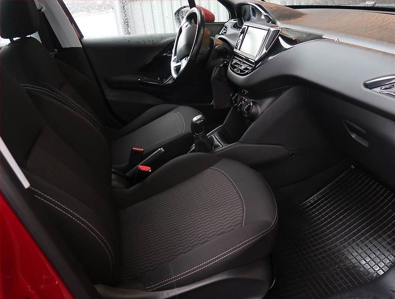Peugeot 208 (2017) 1.2 PureTech, ČR,1.maj - fotka 9 z 15