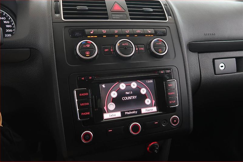 Volkswagen Touran (2013) 1.6 TDI, Automat, 7 míst, Navi - fotka 12 z 20