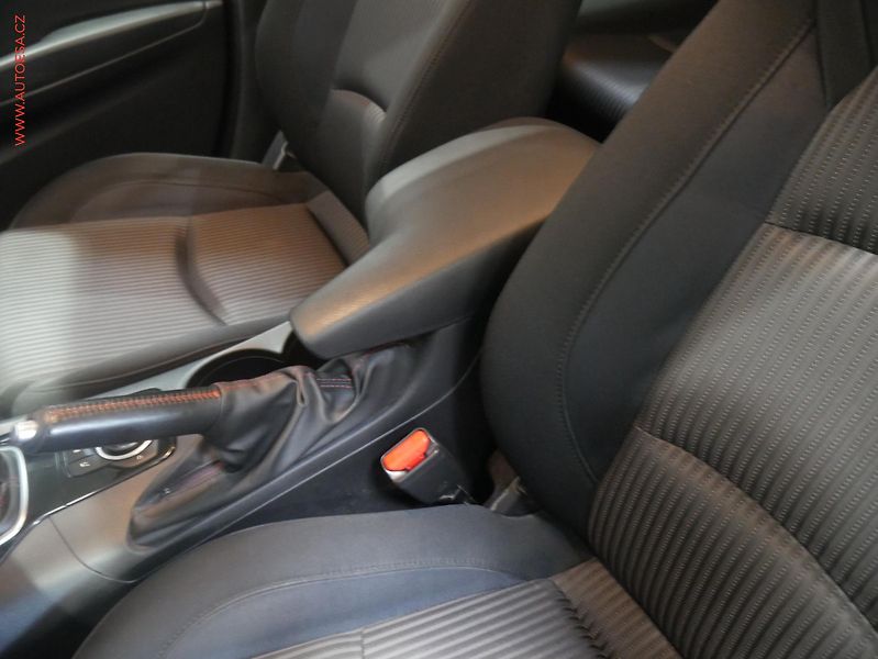 Mazda 3 (2014) 2.0 i, ČR, Navi, xenon - fotka 18 z 18