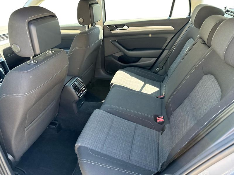Volkswagen Passat 2.0TDi DSG 110kW Business Prem - fotka 12 z 22