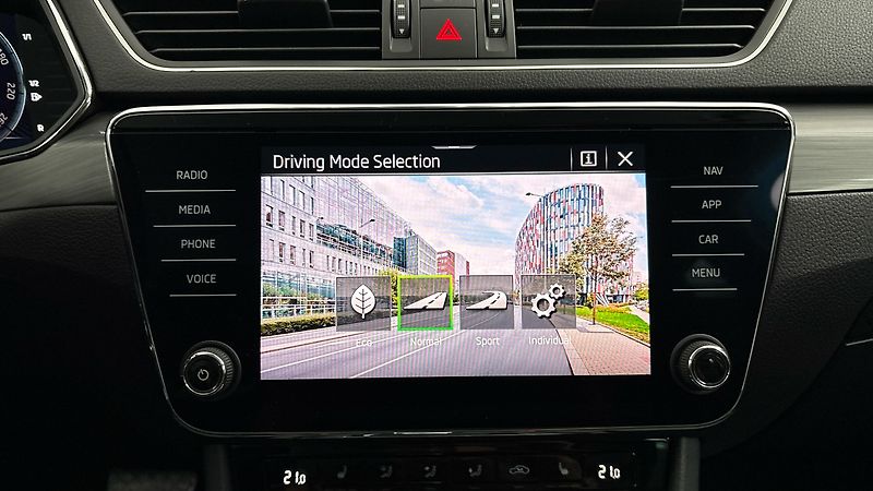 Škoda Superb 2.0 TDI DSG 4x4 Style Combi - fotka 30 z 31