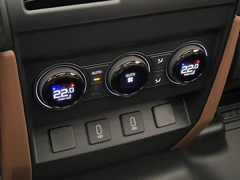 Land Rover Defender (2026) 110 P635 OCTA AWD AUT - fotka 44 z 56