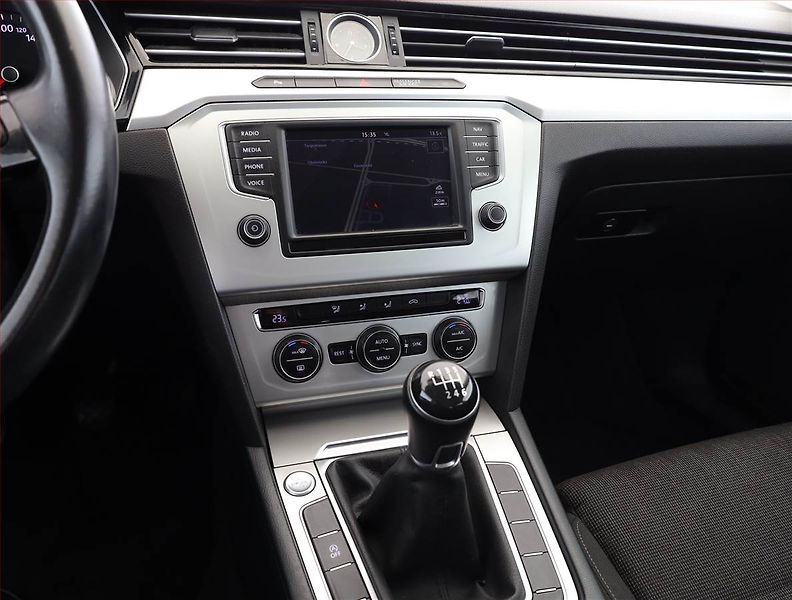 Volkswagen Passat (2015) 2.0 TDI, Navi, Tempomat - fotka 10 z 18