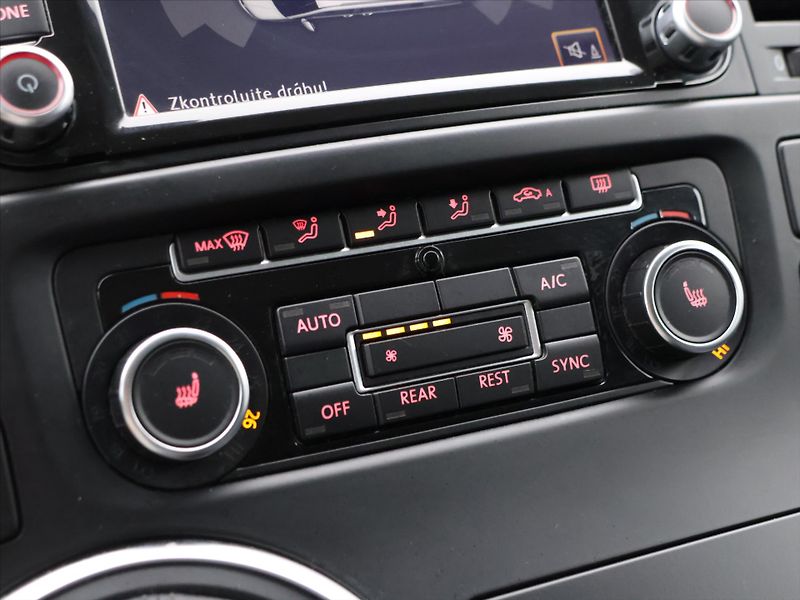 Volkswagen Multivan 2,0 TSI 150kW 4M DSG Highline - fotka 28 z 39