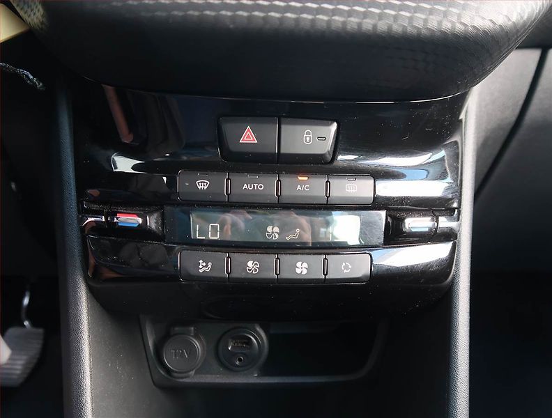 Peugeot 2008 (2016) Active 1.2 PureTech - fotka 14 z 19