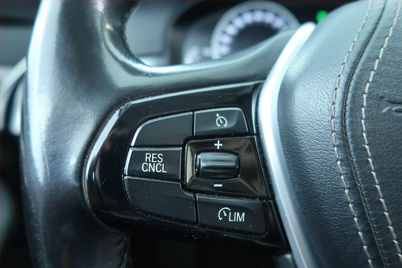 BMW Řada 5 (2018) 520d xDrive, 4X4, Automat - fotka 17 z 25