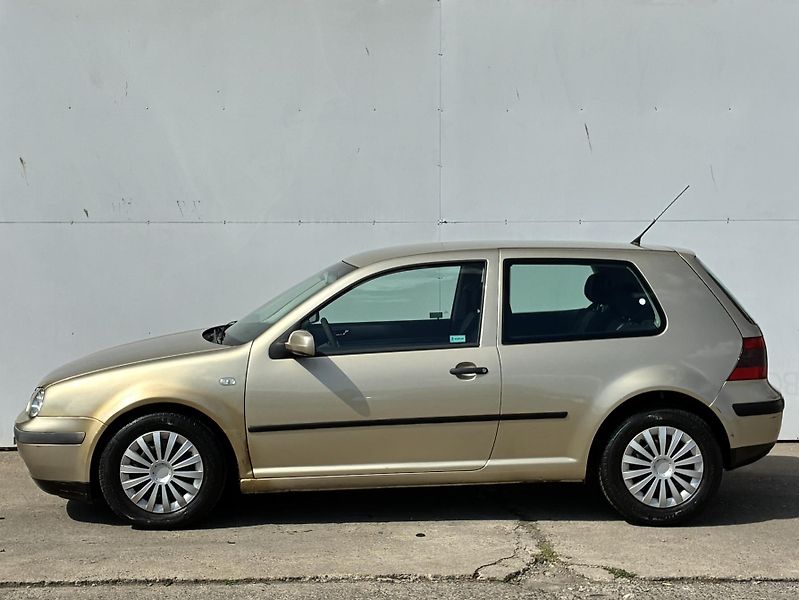 Volkswagen Golf 1.6 16V 77kW - fotka 8 z 18