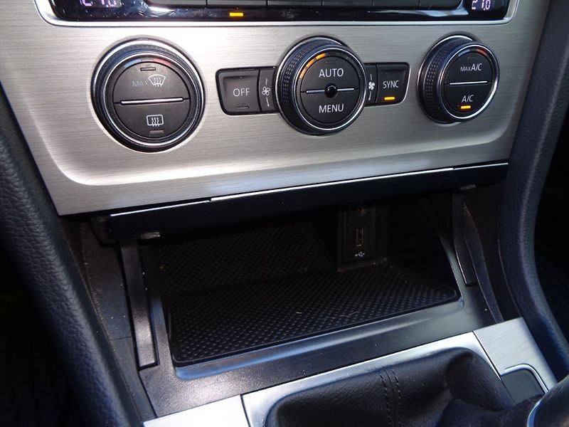 Volkswagen Golf Comfortline  1.2 TSI  81 kW M6 - fotka 14 z 24