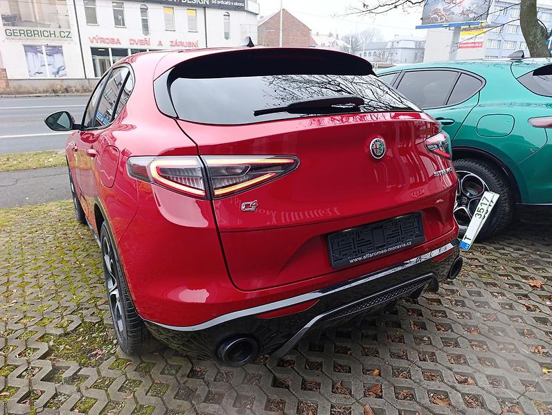 Alfa Romeo Stelvio Veloce 2,0 Turbo 280k AWD - fotka 8 z 32