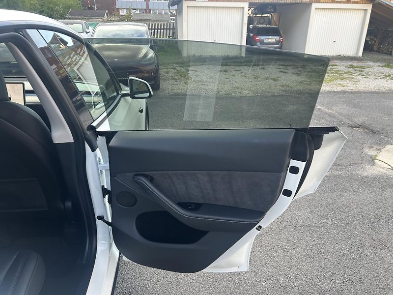 Tesla Model Y ZAMLUVENO ! TZ 94,1% - fotka 43 z 49