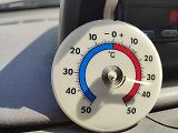 Protisluneční plachta na auto pomáhá výrazně snížit teplotu v interiéru. Praktické háčky na magnet.
