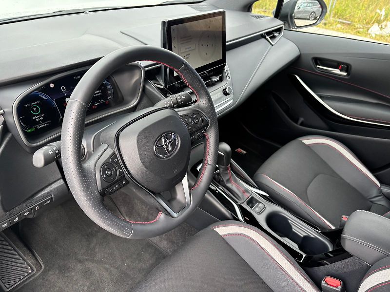 Toyota Corolla 1.8 HSD e-CVT GR Sport - fotka 11 z 28