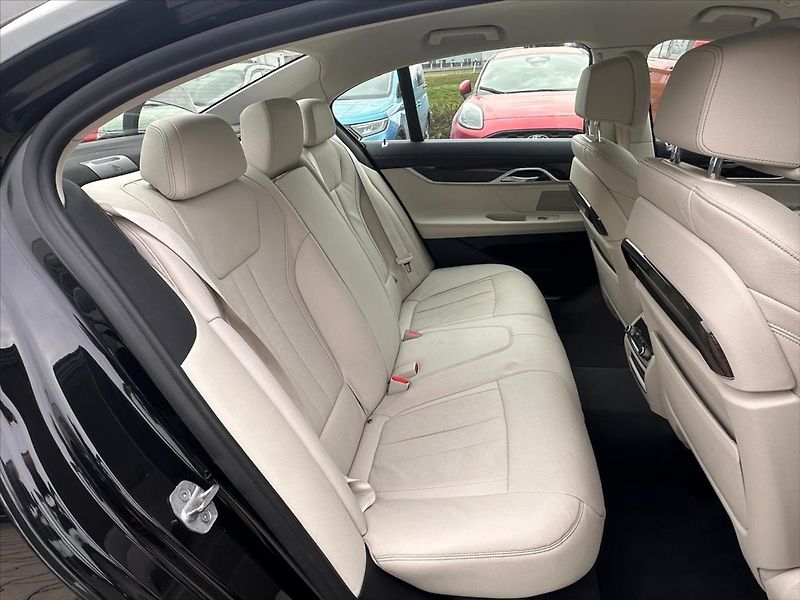 BMW Řada 7 4,4 750i xDrive 390 kW DPH - fotka 13 z 40