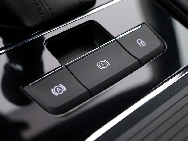 Škoda Superb 2,0 TDI 147kW DSG 4x4 L&K DPH - fotka 35 z 44