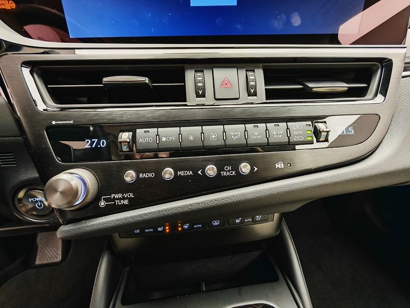 Lexus ES 300h Prestige Plus - fotka 39 z 49